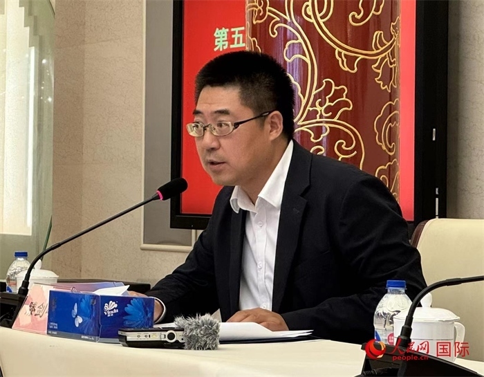 10月31日，歐美同學(xué)會副秘書長滕劍峰在第五屆中法文化論壇媒體吹風(fēng)會上講話。（人民網(wǎng) 謝瑩攝）