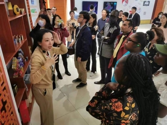 2023“一帶一路”媒體合作論壇聯(lián)合采訪團(tuán)參觀仁和863科技園產(chǎn)品展示區(qū)。（本報(bào)記者 黃超攝）