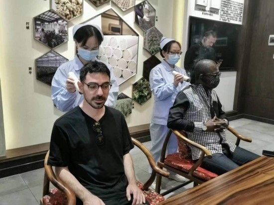 2023“一帶一路”媒體合作論壇聯(lián)合采訪團(tuán)團(tuán)員在九牛草展示館體驗(yàn)艾灸。（本報(bào)記者 黃超攝）