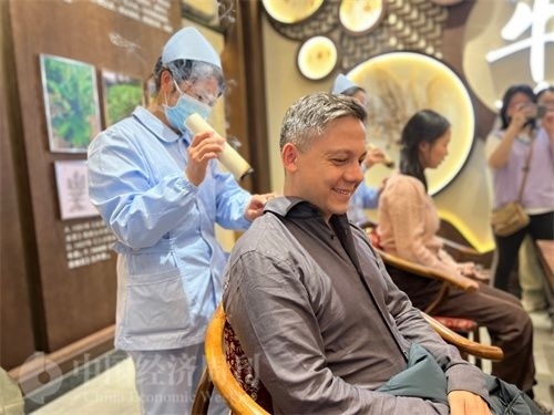  （外媒記者體驗艾灸。中國經(jīng)濟周刊記者 郭志強 攝）