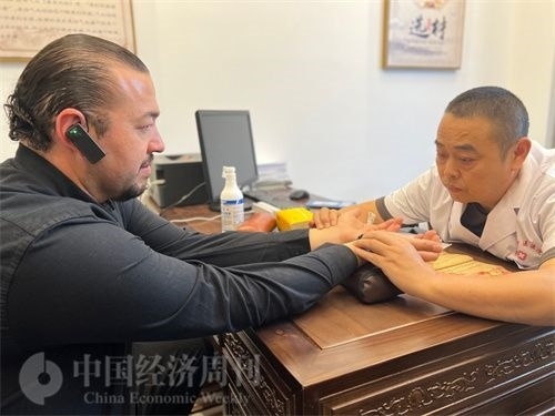  （外媒記者走進中醫(yī)堂，問診中醫(yī)名師。中國經(jīng)濟周刊記者 郭志強攝）