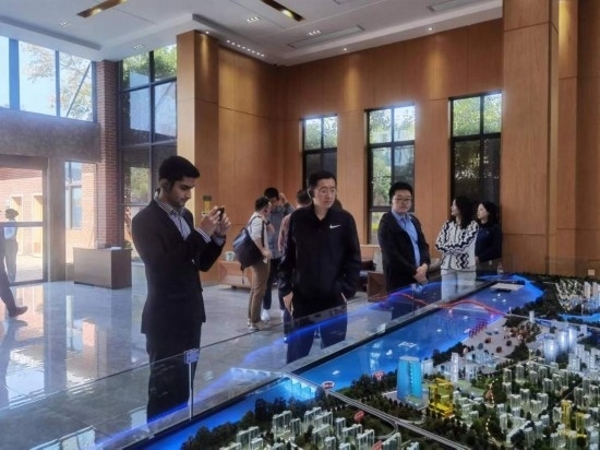 10月24日，2023“一帶一路”媒體合作論壇聯(lián)合采訪團(tuán)團(tuán)員在清水塘投資集團(tuán)招商服務(wù)中心參觀。本報(bào)記者 常雯宜攝