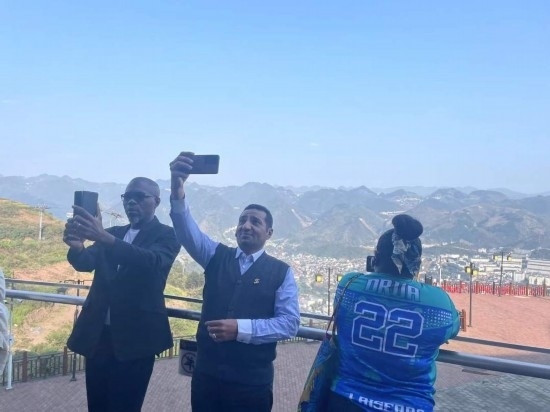 外媒記者在天釀景區(qū)拍照留念。本報記者葉子攝