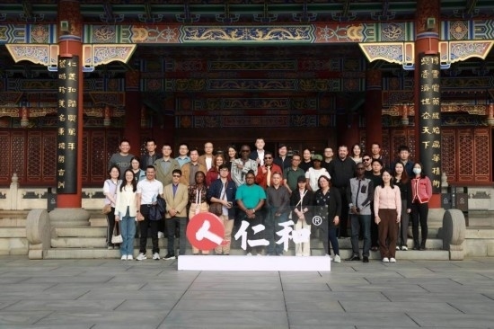 2023“一帶一路”媒體合作論壇聯(lián)合采訪團(tuán)參觀仁和集團(tuán)。（受訪者供圖）