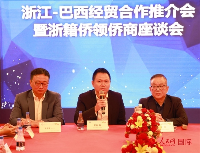 中國駐里約代總領(lǐng)事王尉育（中）在活動(dòng)中致辭。人民網(wǎng)記者 陳海琪攝