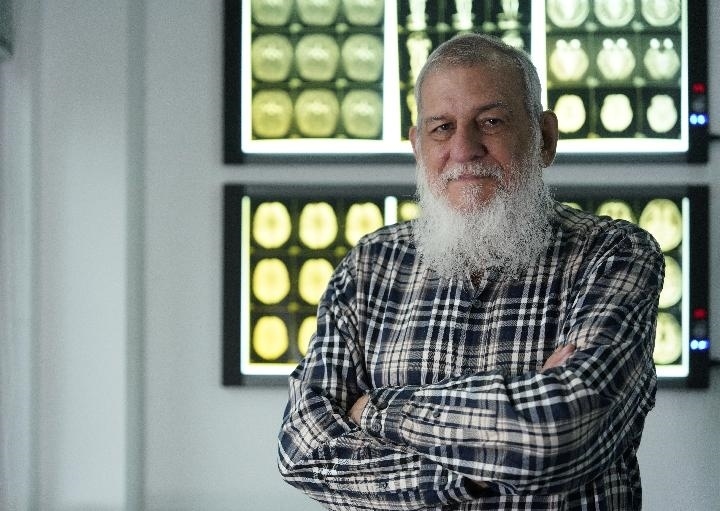 10月31日，古巴科學(xué)家裴德樂(lè)在電子科技大學(xué)校園內(nèi)。