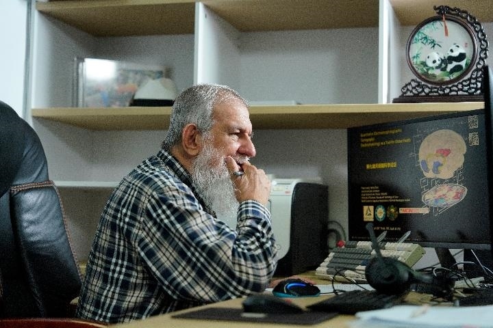 10月31日，古巴科學(xué)家裴德樂(lè)在電子科技大學(xué)做科研。