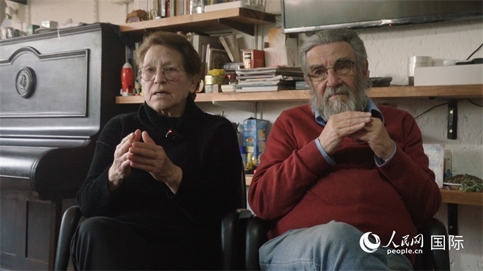 艾麗西亞·奧夫雷貢（左）和馬里奧·帕佐斯接受人民網(wǎng)專訪。人民網(wǎng)記者 張若涵攝