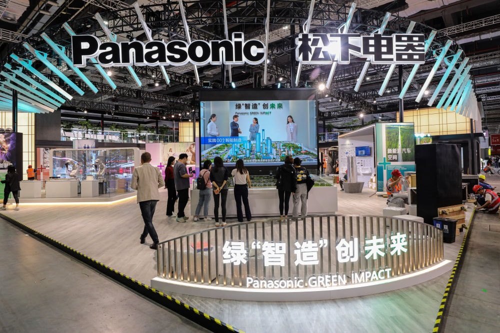 2023年11月2日，工作人員在進(jìn)博會(huì)松下電器展位做準(zhǔn)備工作。新華社記者 辛夢晨 攝