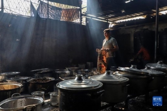 11月3日，在加沙地帶南部城市拉法，人們?cè)诿簹庵袛嗪笥貌窕鹱鲲?。新華社發(fā)（里澤克·阿卜杜勒賈瓦德攝）