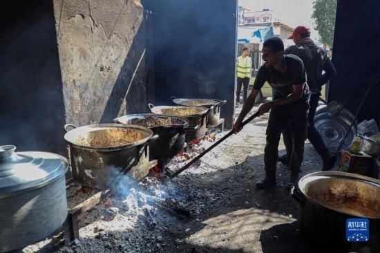 11月3日，在加沙地帶南部城市拉法，人們?cè)诿簹庵袛嗪笥貌窕鹱鲲垺Ｐ氯A社發(fā)（里澤克·阿卜杜勒賈瓦德攝）