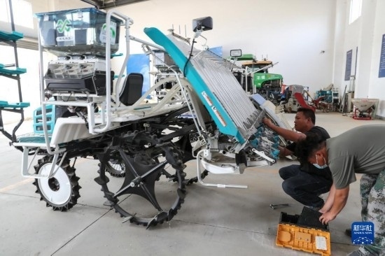 11月4日，技術(shù)員在南通市通州區(qū)十總鎮(zhèn)育民村農(nóng)場(chǎng)保養(yǎng)無(wú)人插秧機(jī)設(shè)備。