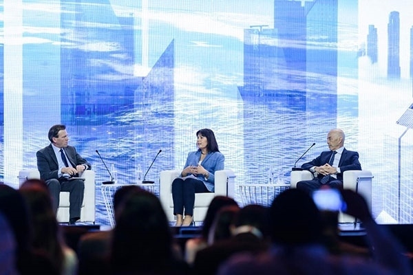 牛津大學(xué)研究全球化與發(fā)展問題的教授伊恩·戈爾?。ㄓ乙唬┍硎荆蚋窬值淖兓墙Y(jié)構(gòu)性的，各國特別是西方國家必須順應(yīng)變化。迪拜商會供圖