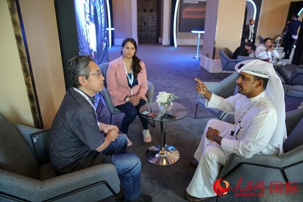 人民網(wǎng)記者采訪迪拜創(chuàng)新企業(yè)家索萊曼·里法伊（右一），索萊曼表示期待加強與中方合作。人民網(wǎng) 塔里克·易卜拉欣 攝