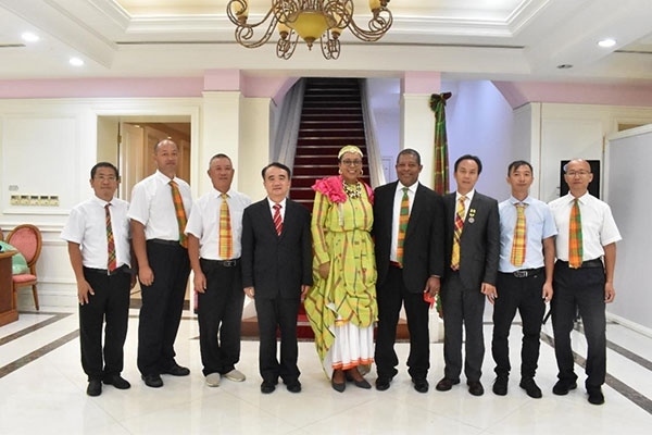 多米尼克總統(tǒng)伯頓和駐多米尼克大使林先江與中國農(nóng)業(yè)技術(shù)專家組合影。中國駐多米尼克大使館供圖