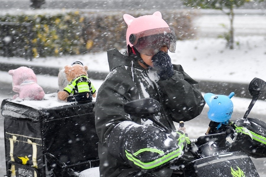 11月6日，在長春市街頭，一名外賣員在雪中騎行。新華社記者 許暢 攝