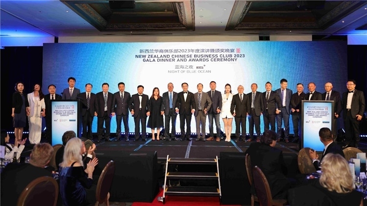 新西蘭華商聯(lián)合總會(huì)首批會(huì)員代表上臺(tái)亮相。攝影：張凱