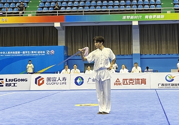 11月6日，第一屆全國(guó)學(xué)生（青年）運(yùn)動(dòng)會(huì)武術(shù)套路（大學(xué)組）男子自選劍術(shù)比賽中。人民網(wǎng)記者 歐興榮攝