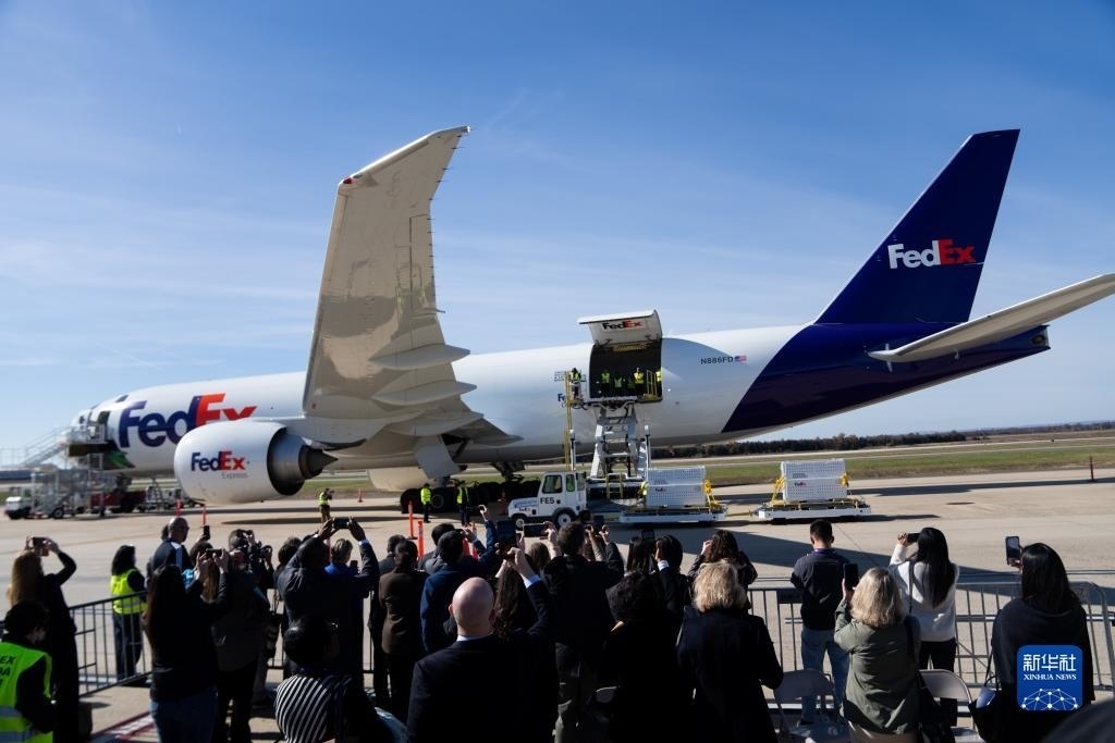 11月8日，在美國弗吉尼亞州的華盛頓杜勒斯國際機(jī)場，裝有大熊貓的特制“旅行包廂”準(zhǔn)備運(yùn)上專機(jī)。新華社記者劉杰攝