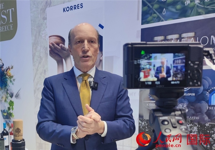 希華集團(tuán)創(chuàng)始人兼首席執(zhí)行官甘德密先生接受采訪。人民網(wǎng) 殷韜攝