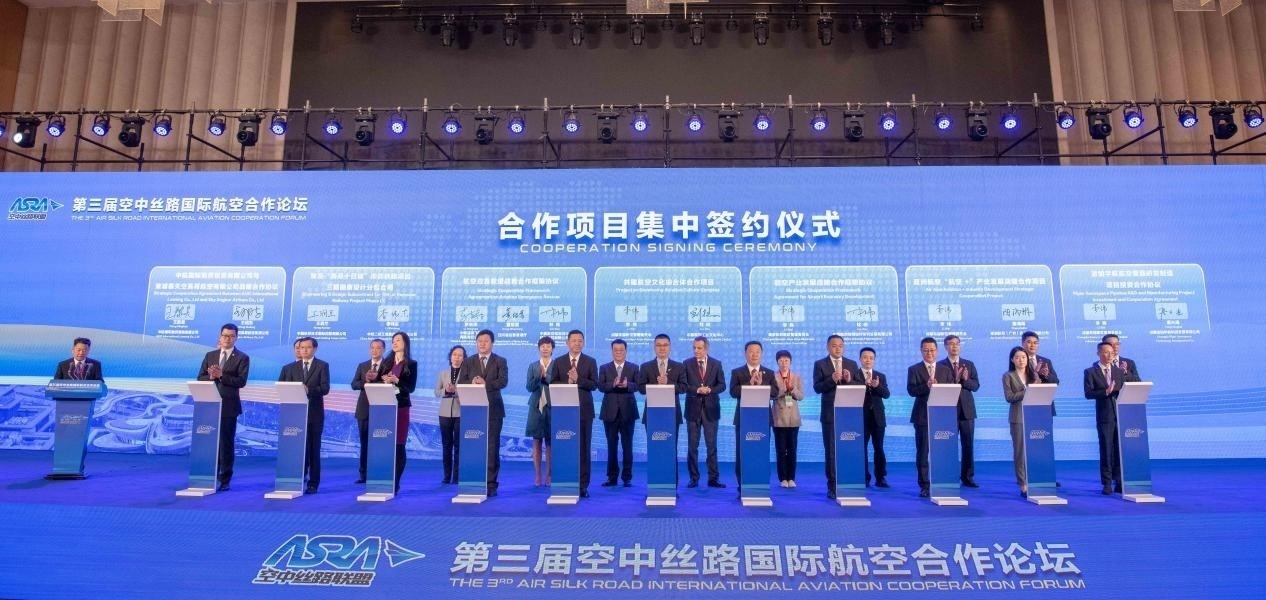 圖為7個國內(nèi)外合作項目現(xiàn)場簽約。人民網(wǎng)記者 唐宋攝