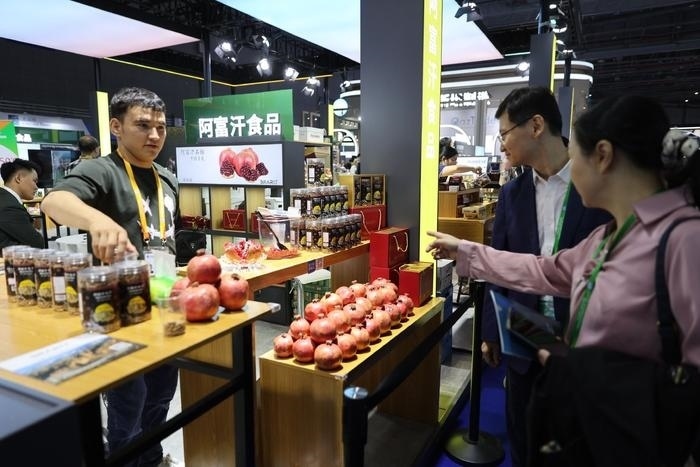 11月6日，在第六屆進(jìn)博會(huì)食品及農(nóng)產(chǎn)品展區(qū)，阿富汗食品吸引參展人員。