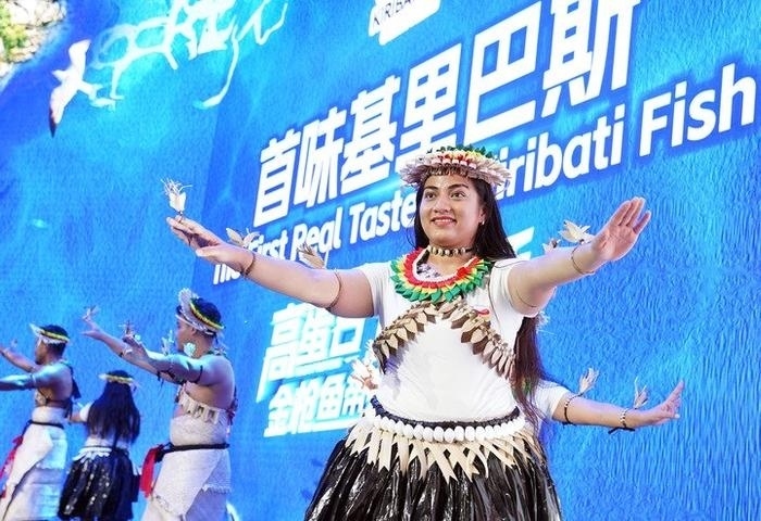 11月8日，來自基里巴斯的參展人員在基里巴斯水產(chǎn)品推介活動(dòng)上表演。