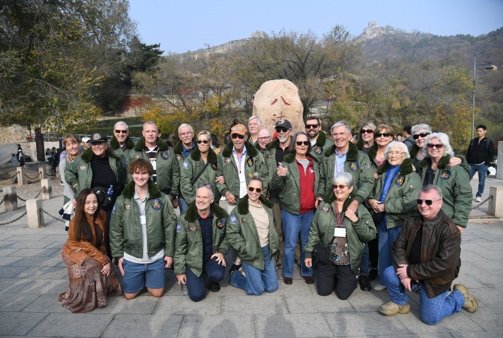 2023年10月29日，飛虎隊(duì)老兵莫耶一行人在北京八達(dá)嶺長城合影留念。當(dāng)日，美中航空遺產(chǎn)基金會(huì)訪華代表團(tuán)成員陸續(xù)抵達(dá)北京。新華社記者 任超 攝