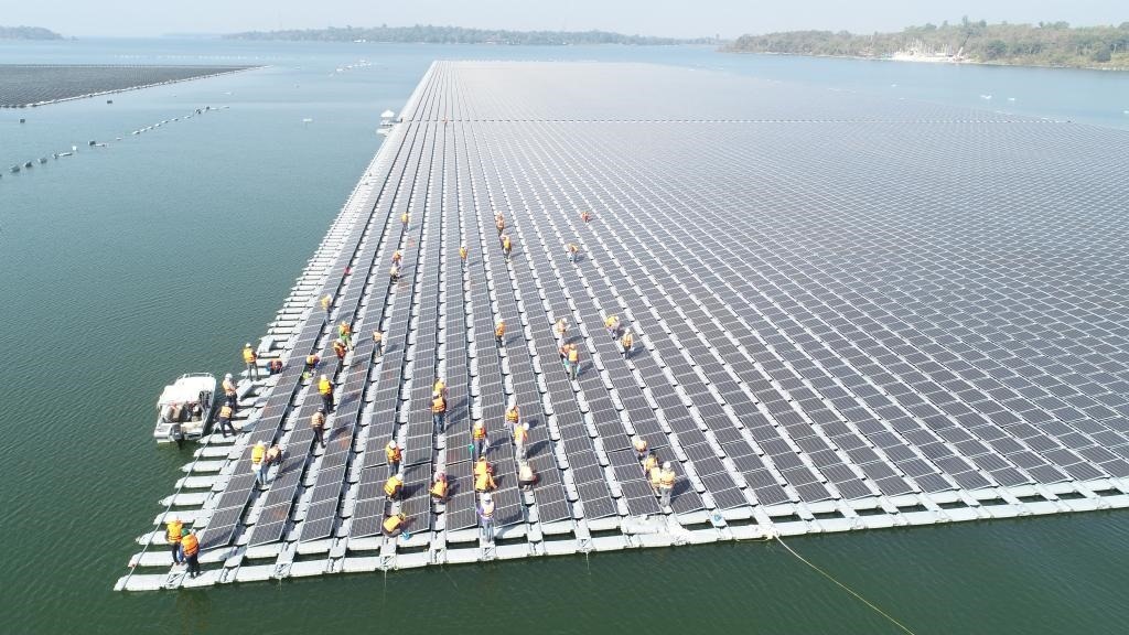 2021年1月23日，施工人員檢查泰國烏汶府詩琳通大壩綜合浮體光伏項(xiàng)目的太陽能板安裝情況。新華社發(fā)（泰國國家電力局項(xiàng)目組供圖）