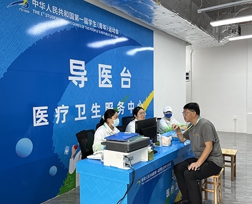 村內住客在醫(yī)療衛(wèi)生服務中心導醫(yī)臺問診。人民網記者 歐興榮攝