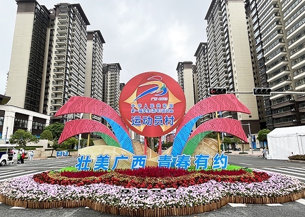 運動員村入口處標識標牌成為極受歡迎的打卡點。人民網記者 歐興榮攝