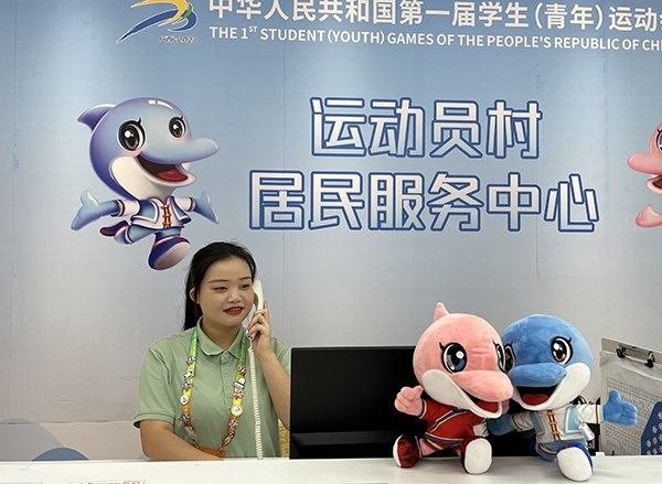 朱珊妮在接聽住宿服務中心的熱線電話。人民網記者 歐興榮攝