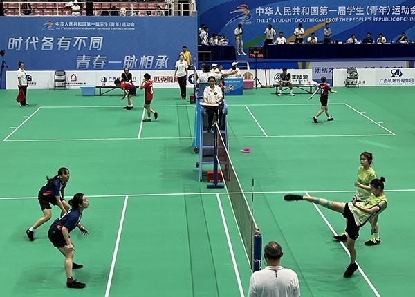 11月11日，第一屆全國(guó)學(xué)生（青年）運(yùn)動(dòng)會(huì)毽球（校園組）比賽現(xiàn)場(chǎng)。人民網(wǎng)記者 歐興榮攝