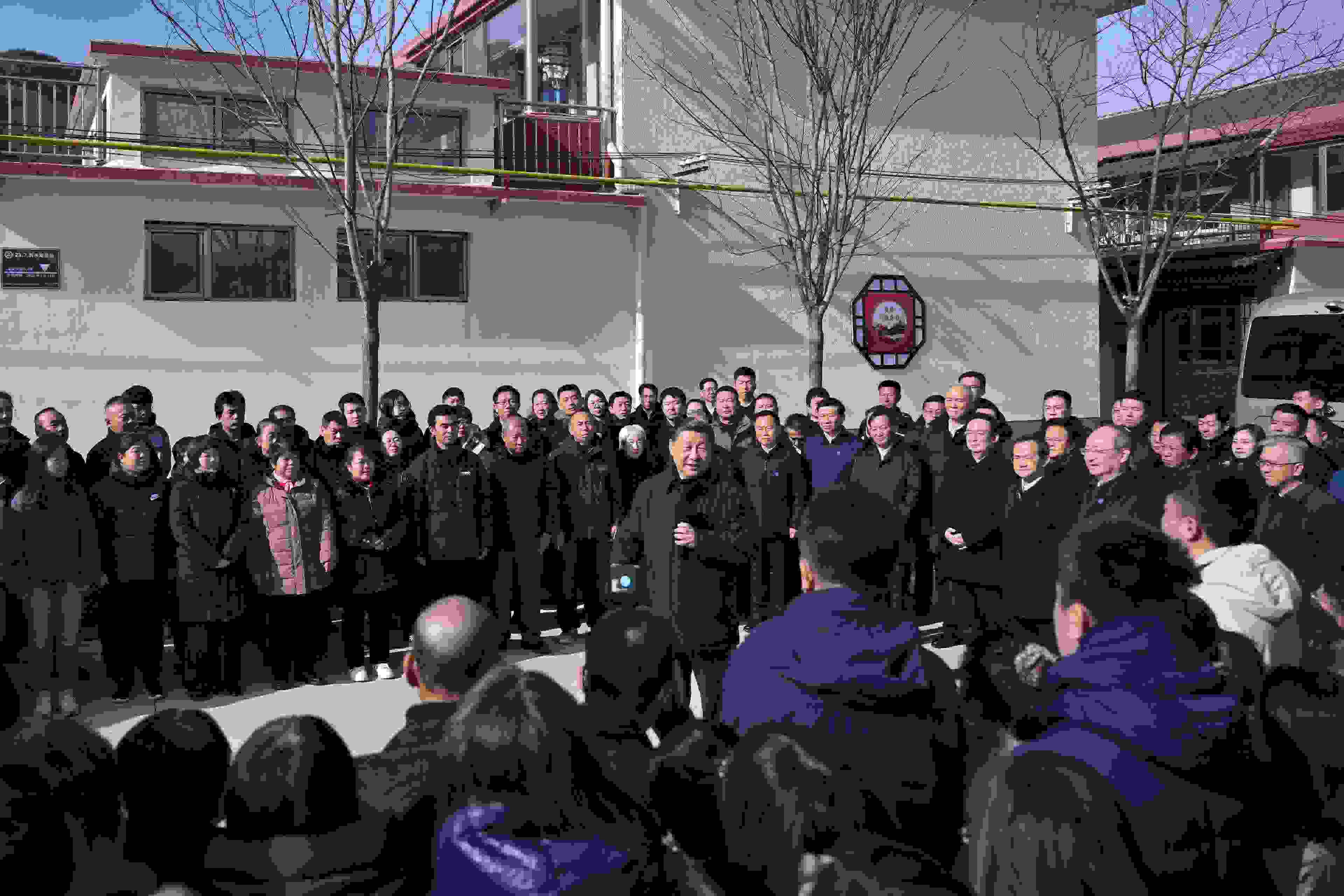 2023年11月10日，習近平總書記在北京市門頭溝區(qū)妙峰山鎮(zhèn)水峪嘴村考察時，同當?shù)厝罕娪H切交流。