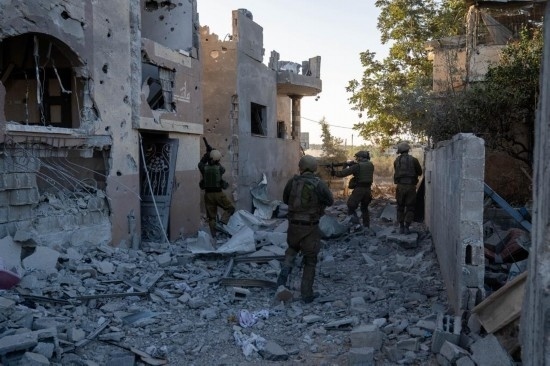 這張以色列國防軍11月12日發(fā)布的照片顯示，以軍地面部隊(duì)在加沙地帶北部開展軍事行動(dòng)。新華社發(fā)