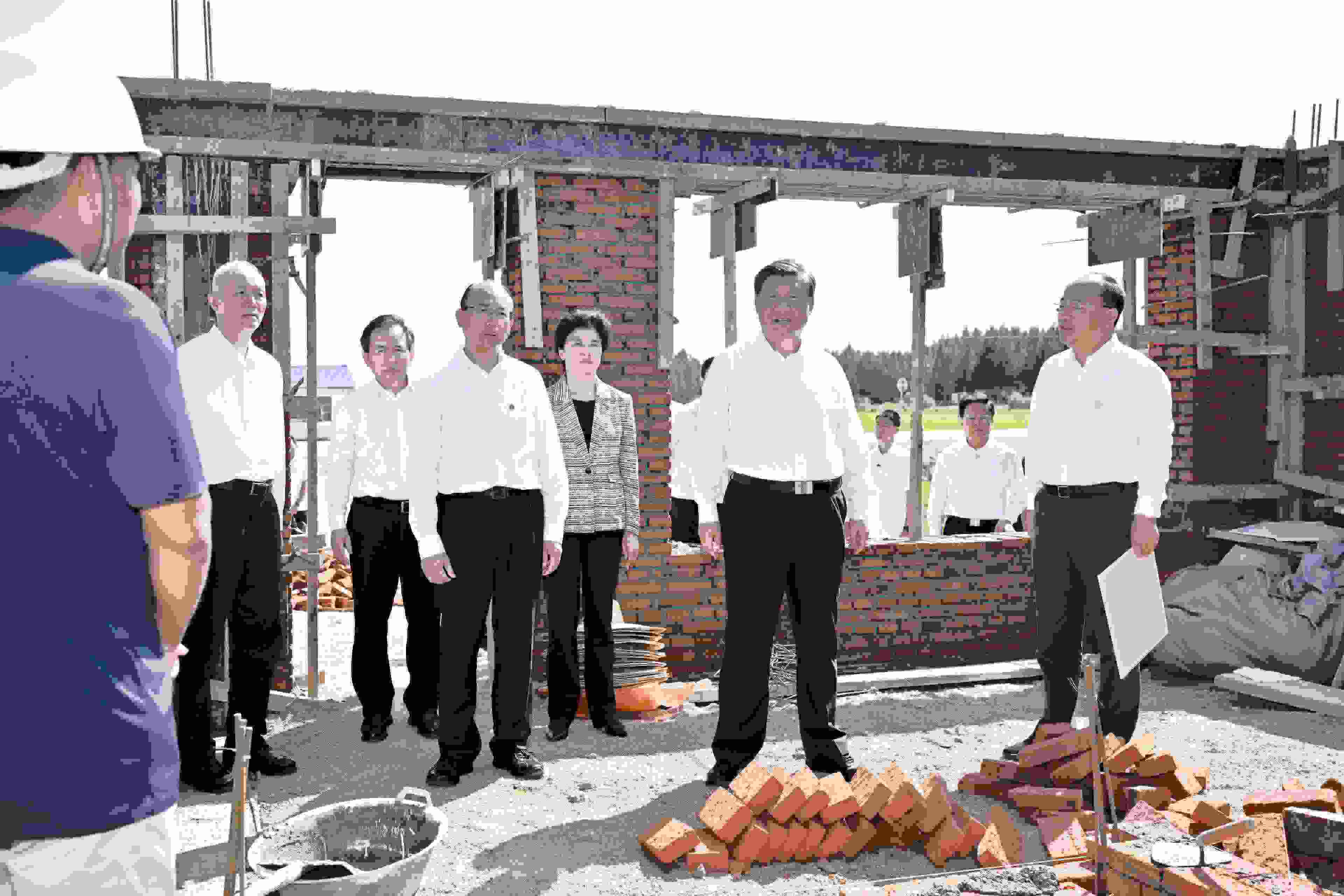 2023年9月7日，習近平總書記在遭受洪澇災害的黑龍江省哈爾濱尚志市老街基鄉(xiāng)龍王廟村，察看水毀房屋重建情況。