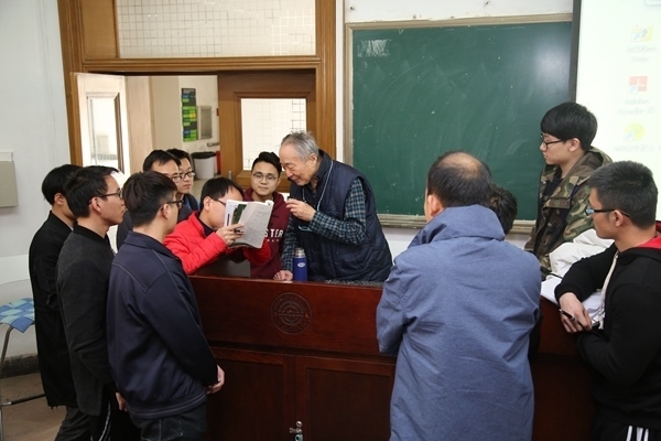 鐘萬勰院士為學生們答疑解惑。大連理工大學供圖