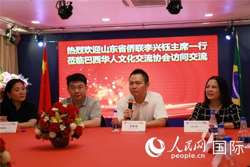 中國駐里約熱內(nèi)盧副總領(lǐng)事王尉育（右二）發(fā)表致辭。人民網(wǎng)記者宋亦然攝