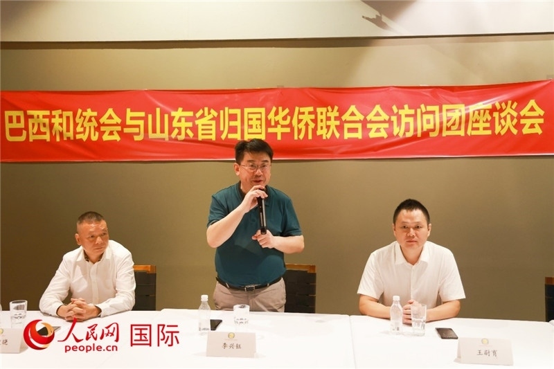 中國(guó)僑聯(lián)副主席、山東省僑聯(lián)主席李興鈺（中）在座談會(huì)上致辭。人民網(wǎng)記者 陳海琪攝