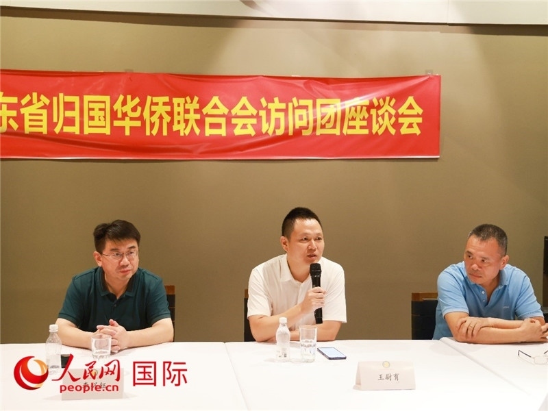 中國(guó)駐里約總領(lǐng)館副總領(lǐng)事王尉育（中）在座談會(huì)上致辭。人民網(wǎng)記者 陳海琪攝