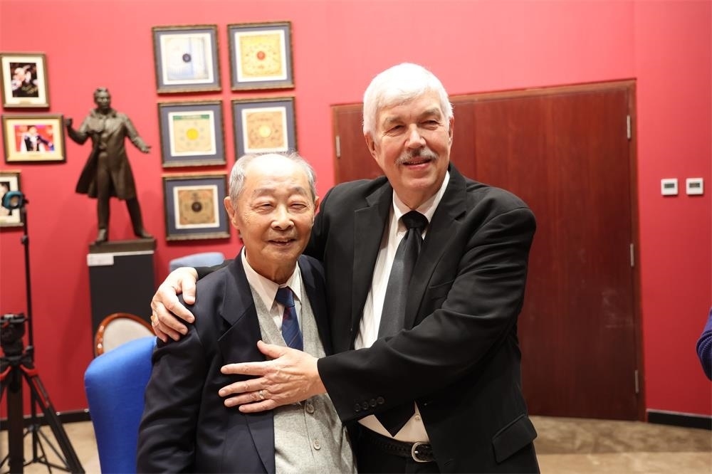 費(fèi)城交響樂(lè)團(tuán)小提琴演奏家戴維·布斯與原中央樂(lè)團(tuán)小提琴演奏家朱信人50年后再相聚。