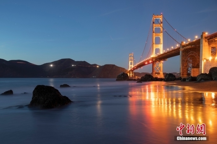 當?shù)貢r間10月29日，美國舊金山金門大橋在海浪和夜色的襯托下美如一幅畫。<a target='_blank' href='/'><p class=