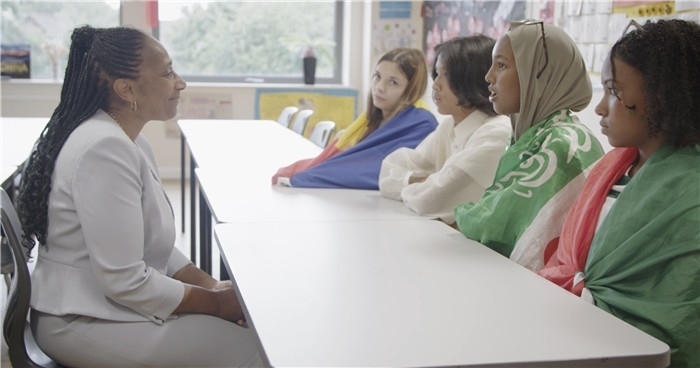 瓊·戴嵐與學(xué)生交流。帕特里克·謝德-西蒙茲攝