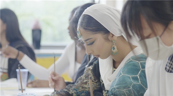 學(xué)生學(xué)習(xí)中國(guó)書法。帕特里克·謝德-西蒙茲攝