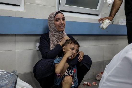 11月3日，人們在加沙城希法醫(yī)院接受治療。新華社發(fā)