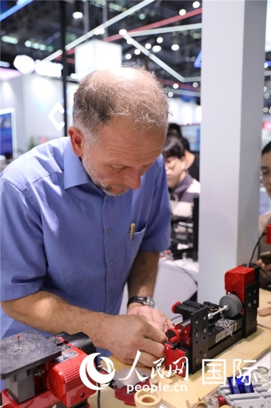 第25屆中國(guó)國(guó)際高新技術(shù)成果交易會(huì)15日在深圳開(kāi)幕，圖為展商現(xiàn)場(chǎng)演示精密加工工具。人民網(wǎng)記者 魯揚(yáng)攝