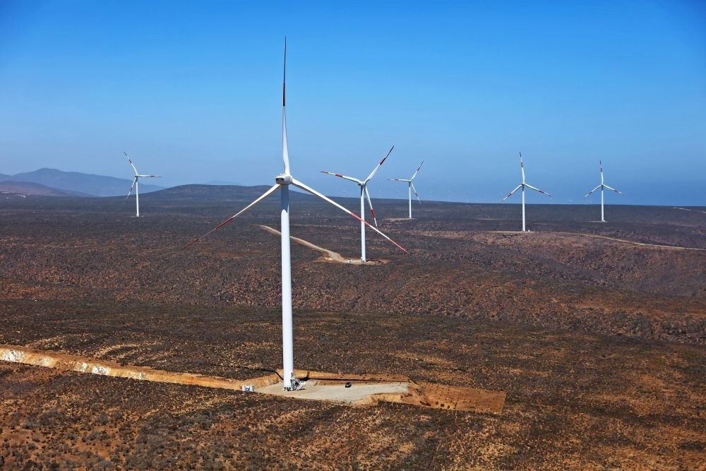 這是2023年2月14日拍攝的位于智利中部沿海的蓬塔謝拉風(fēng)電場。蓬塔謝拉風(fēng)電場是中國在智利投資建設(shè)的首個風(fēng)電場，2018年正式投產(chǎn)發(fā)電，可滿足13萬戶家庭的用電需求，同時每年還能減少15.7萬噸碳排放。