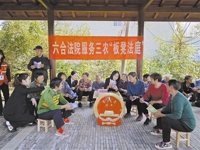  圖③：干警向附近農戶解讀相關法律法規(guī)。