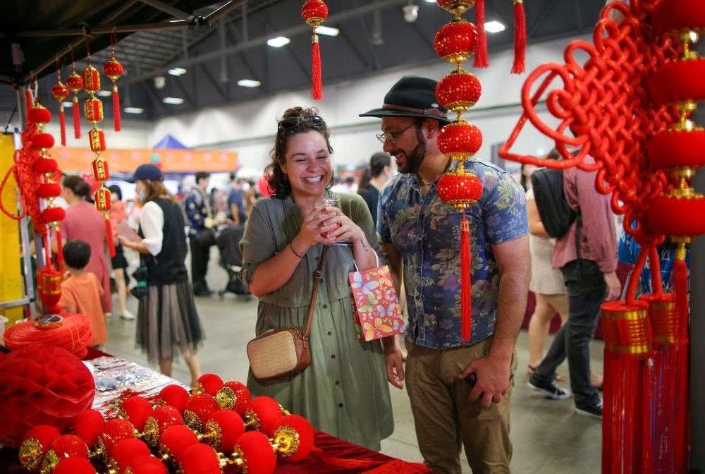 2023年1月21日，在新西蘭奧克蘭舉行的迎接中國農(nóng)歷春節(jié)活動上，人們購買新春裝飾品。這個活動吸引當(dāng)?shù)厣先f名各族裔民眾聚集一起，共迎中國春節(jié)。