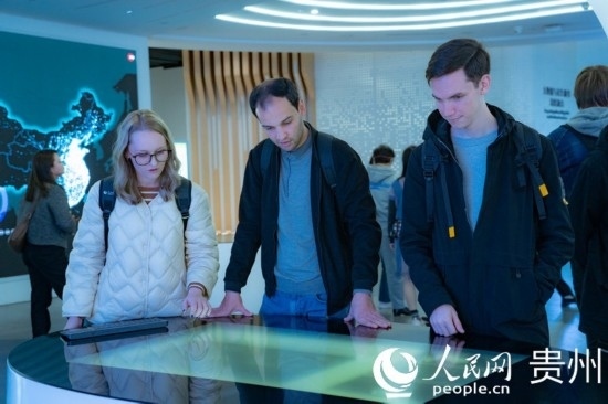 在國家大數(shù)據(jù)（貴州）綜合試驗區(qū)交流體驗中心，歐亞國家記者體驗貴州大數(shù)據(jù)應用場景。人民網(wǎng) 陽茜攝
